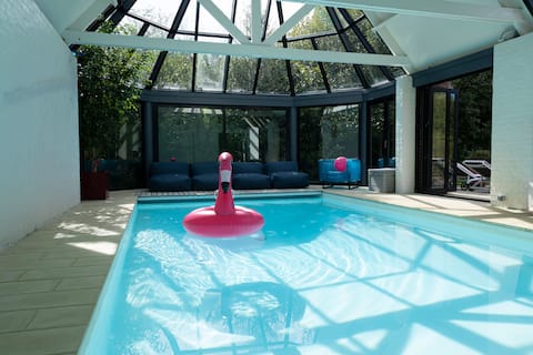 Indoor pool · Lake house · 10 people