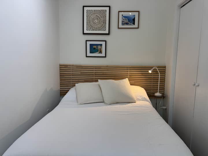 Chambre confortable : grand lit