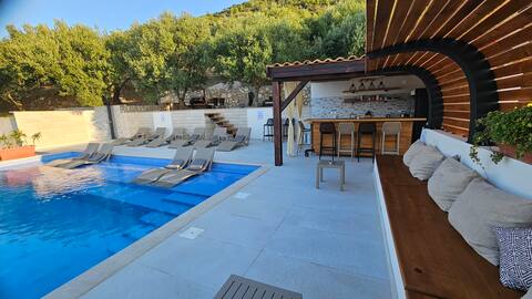 Apartment WENGE with private beach & swimming pool