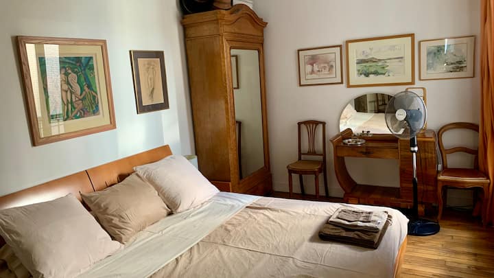 Дизајнерски главен апартман со брачен кревет во тивок двор