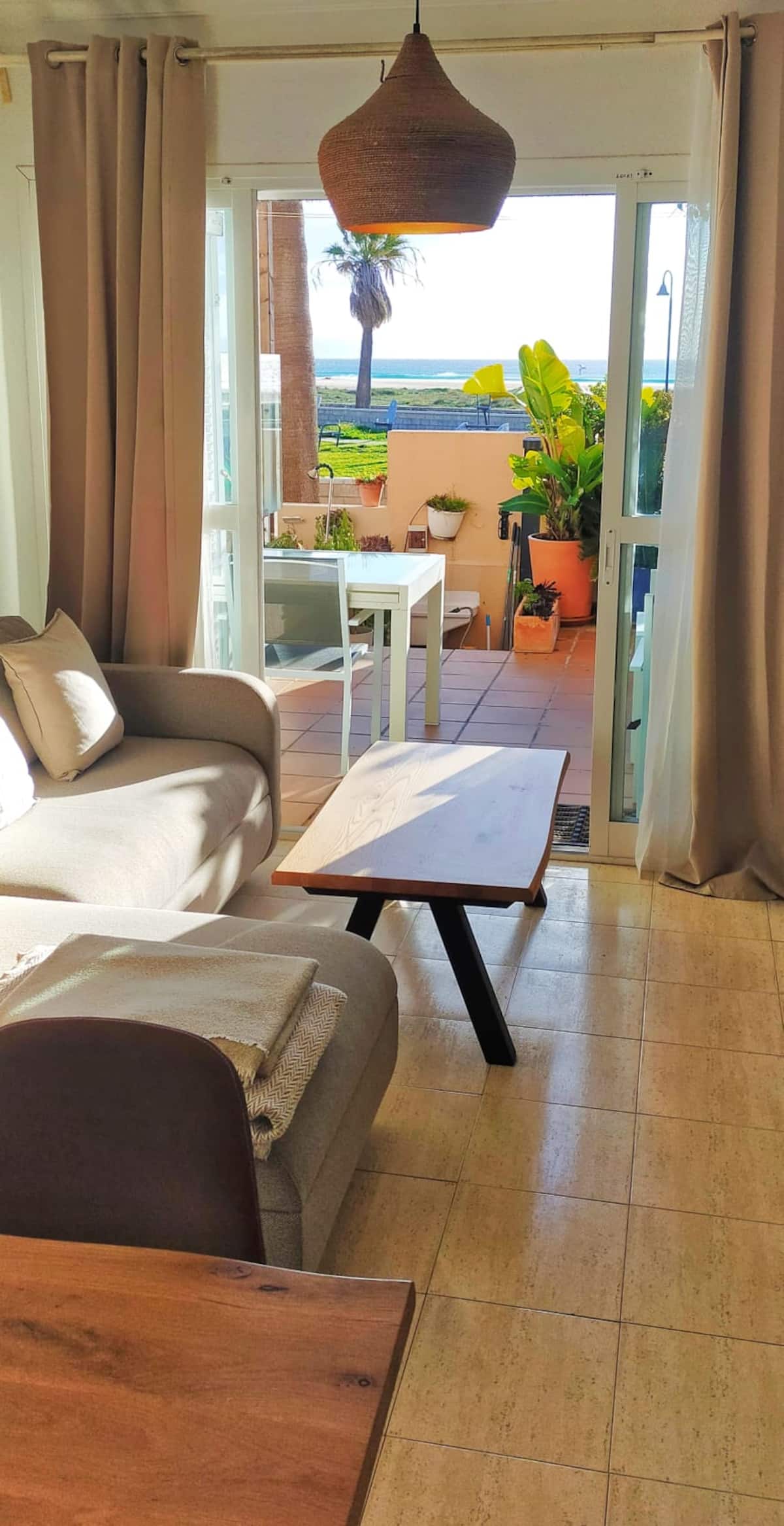 Zona de estar acogedora en alquiler vacacional Casa Tarifa cerca de la playa