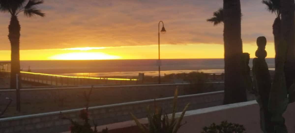 Vista exterior de Casa Tarifa con acceso directo a Playa de los Lances