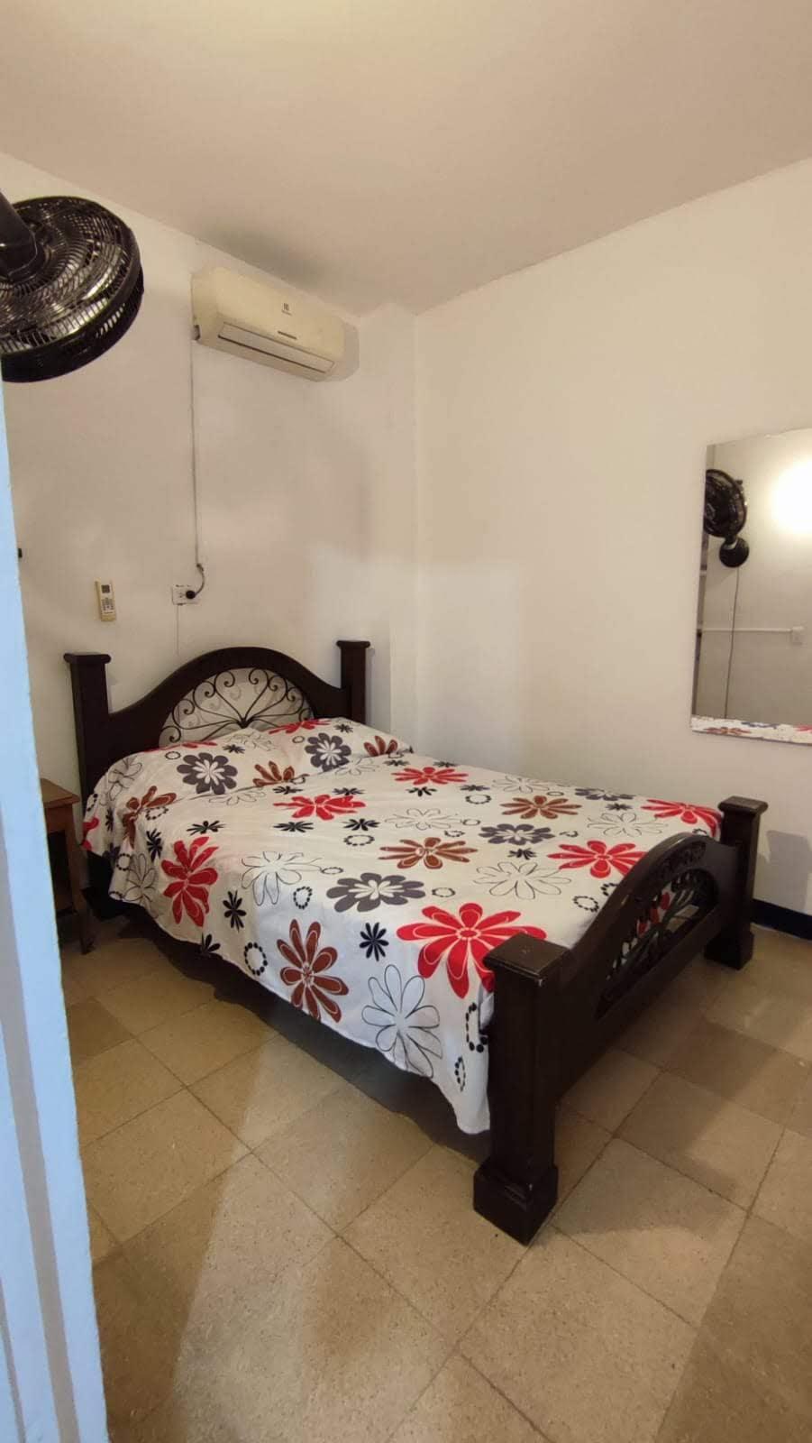 ห้องพักพร้อมเตียงคู่ คุณสามารถเลือกใช้เครื่องปรับอากาศหรือพัดลมได้