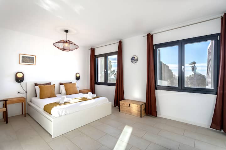 NEW LISTING: Villa with sea views and padel court! - Image 2