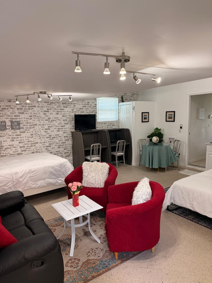 Cozy Private Studio Retreat - Winter Garden