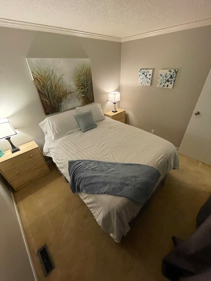 Los dormitorios n .º2 y n .º3 tienen camas tamaño queen, armarios y un baño completo para compartir entre ellos. 