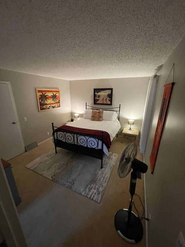 Dormitorio principal con baño privado. Cama tamaño queen y TV 