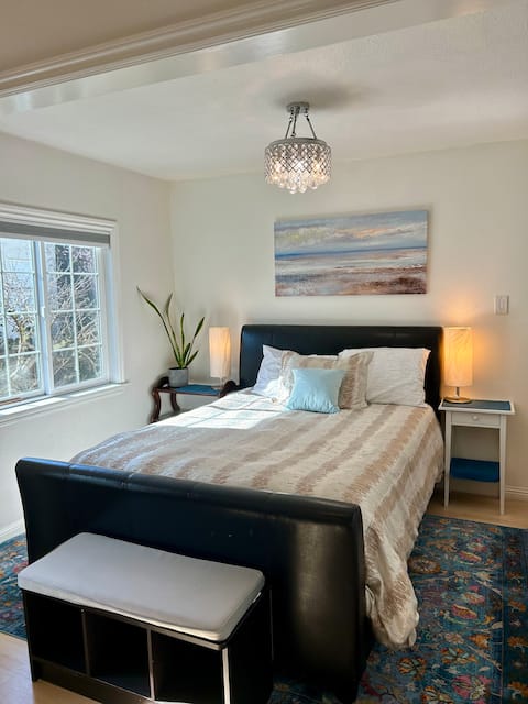 Sparkling Clean Studio; Walk to Shops & Eateries