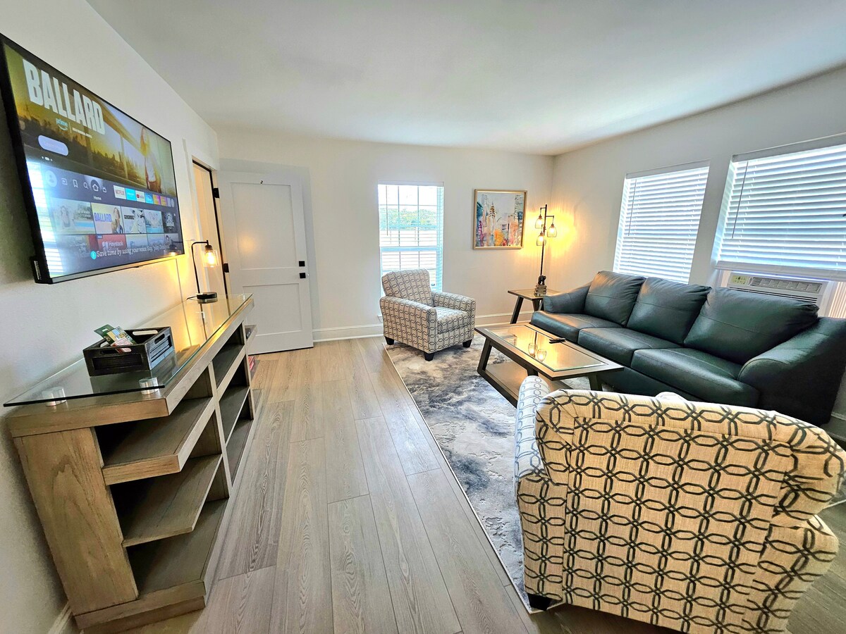 Popular Airbnb listing: GOLFCourse View: Mins From WordCup, NRG, DwnTwn! 2 in Lawndale / Wayside