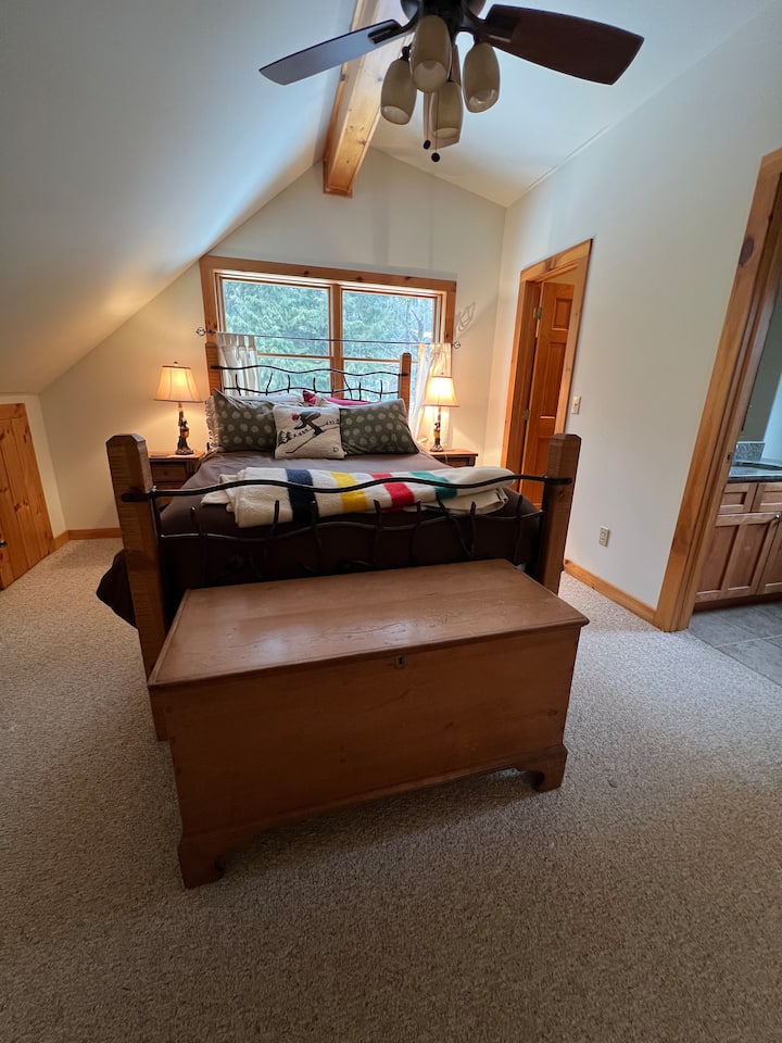 Основна спалня на втория етаж с дрешник, самостоятелна баня и лофт. 