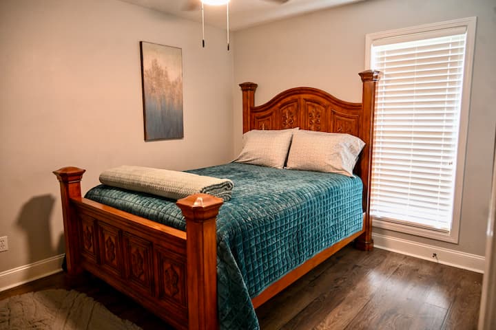 Трета спалня с двойно легло и смарт телевизор 