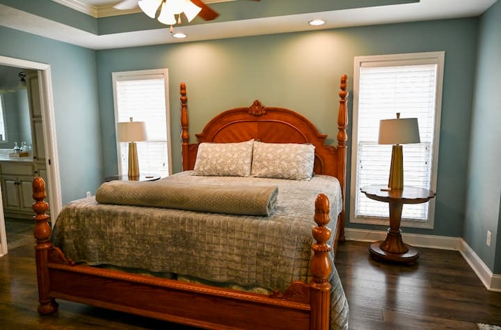 Главна спалня със собствена баня – голямо двойно легло; смарт телевизор, кът за четене, бюро. Планът на етажа е направен за уединение с голямата спалня от едната страна на къщата, далеч от другите спални. 