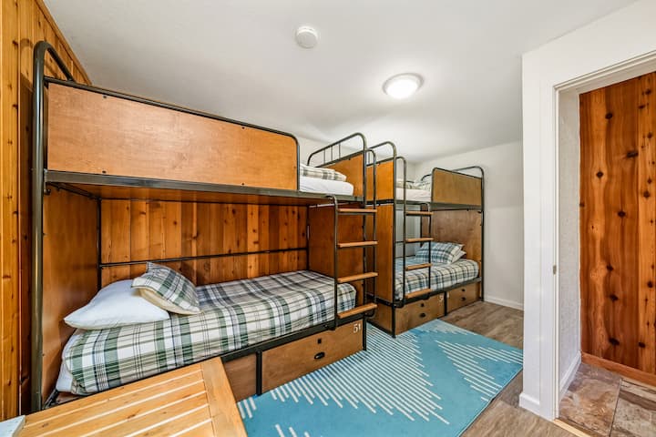 Соба на спрат на долниот кат, спална соба бр. 3

Може да се сместат 4 лица. Висока горна полица на горните кревети за да се спречи тркалање!