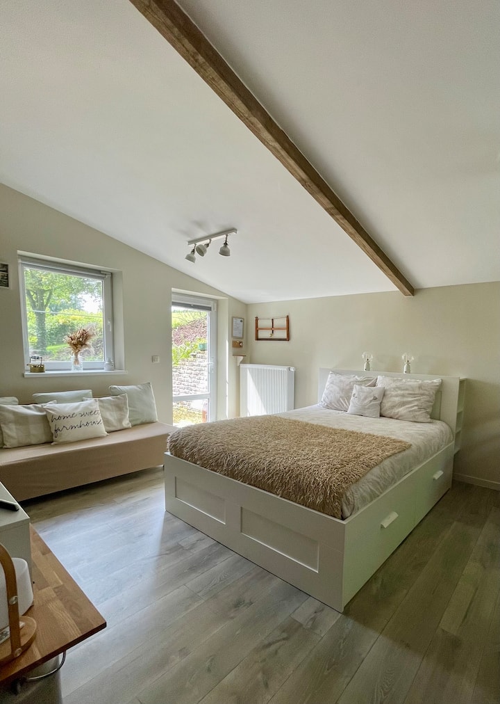 New bedding in 2024: 160 x 200cm bed with quality mattress (Cezar Interior)

You can turn the sofa into a bed (135 by 190 cm): all you have to do is open and put the pillows and duvet there, prepared in the bed drawer