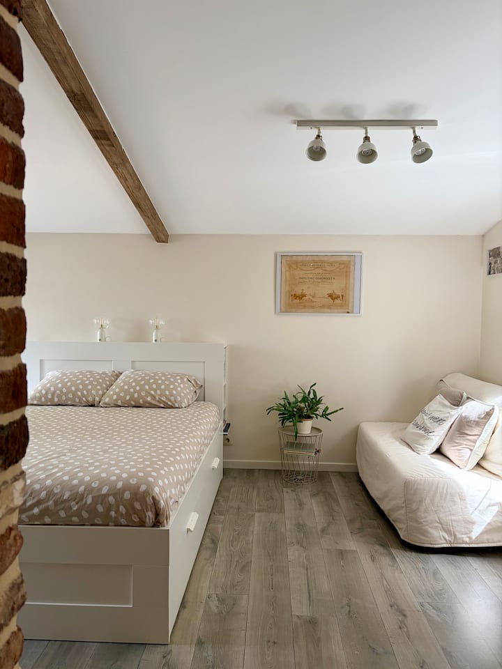 Before going to bed, you can transform this sofa into a bed (140 x 190 cm): you just have to open it and put the pillows and duvet on it, which are already prepared in the drawer of the 1.60 m main bed, right across from the sofa :)