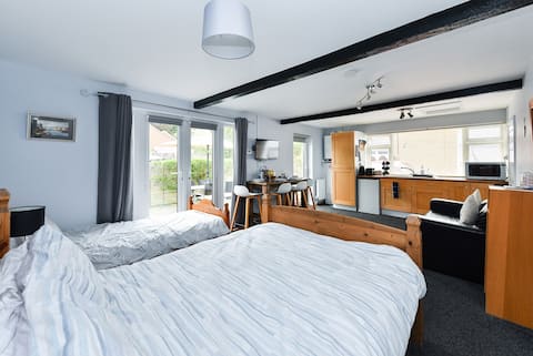 Popular Airbnb listing: Private-cosy-apartment in Lovely village location. in Gedling