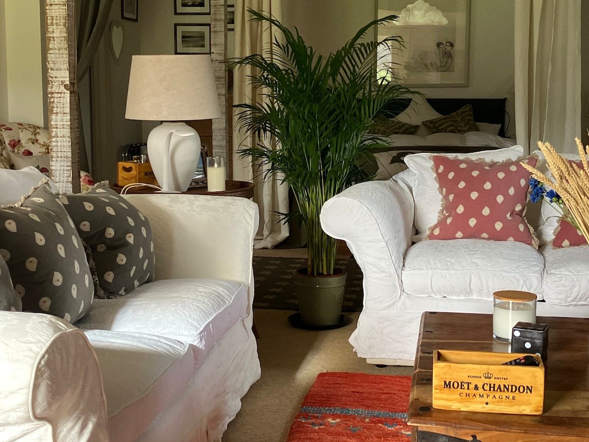 Successful Airbnb property: Tranquil self-contained studio. South Downs view. in Chichester