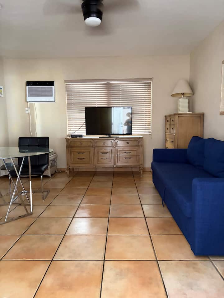 2 - Beach Bungalow W/ Free Parking - Hollywood, FL