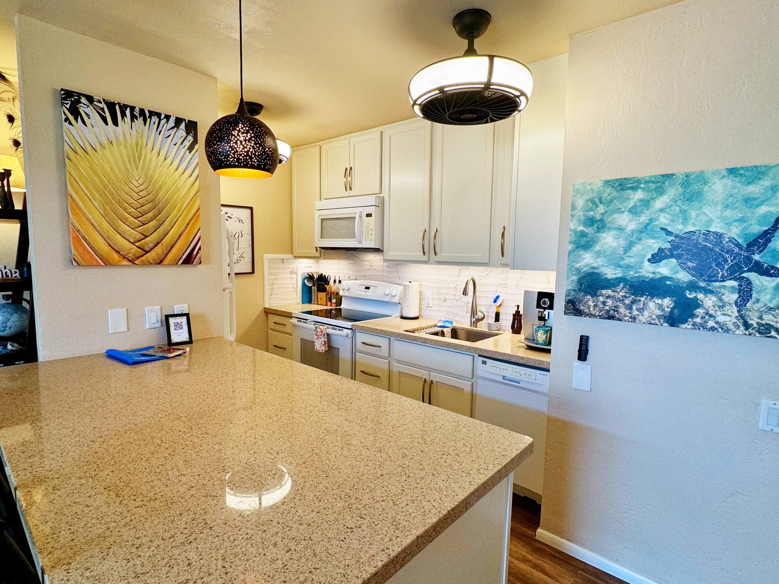 1 BR condo steps from Kona's premier surf break - Image 5