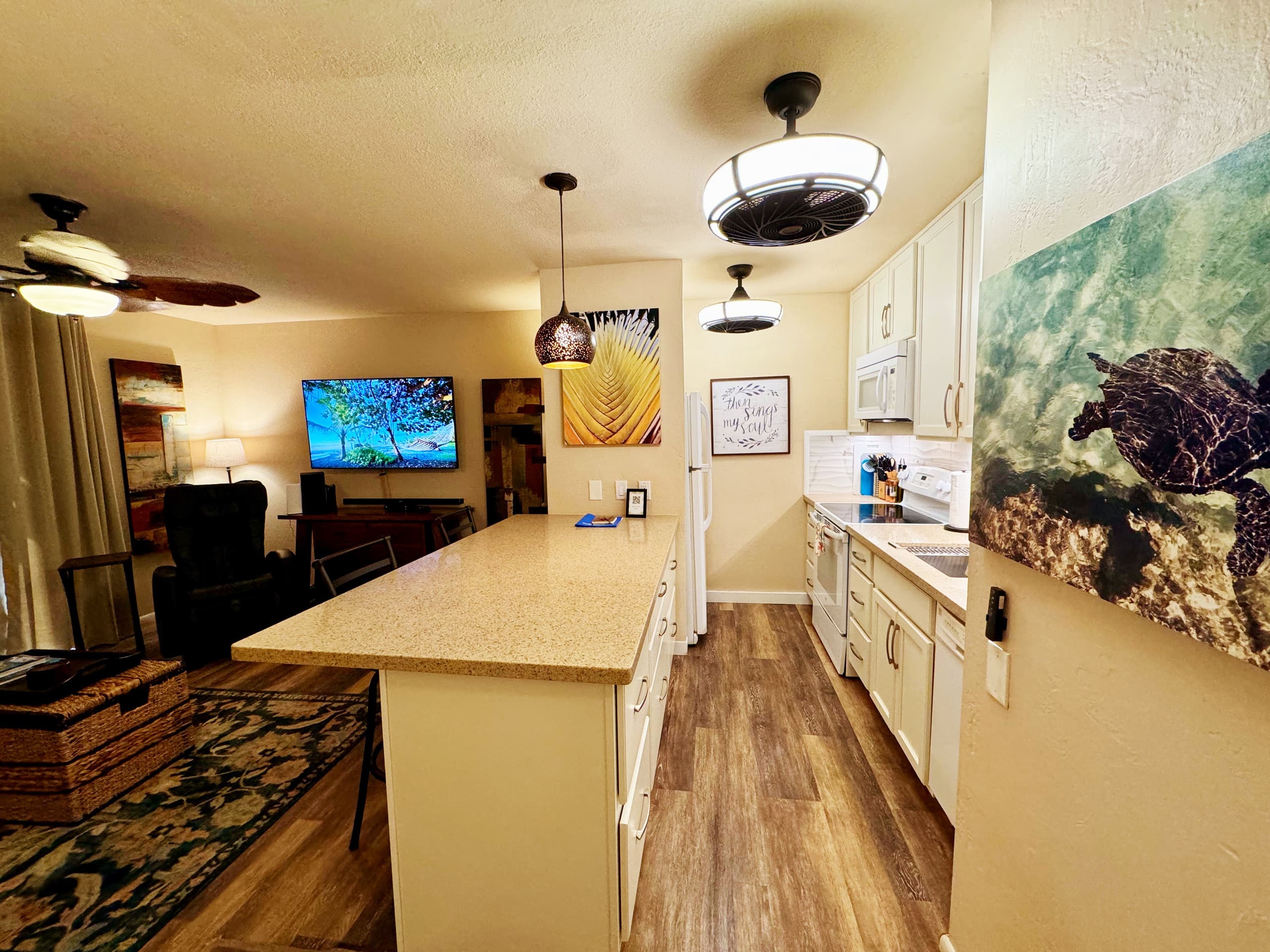1 BR condo steps from Kona's premier surf break - Image 6