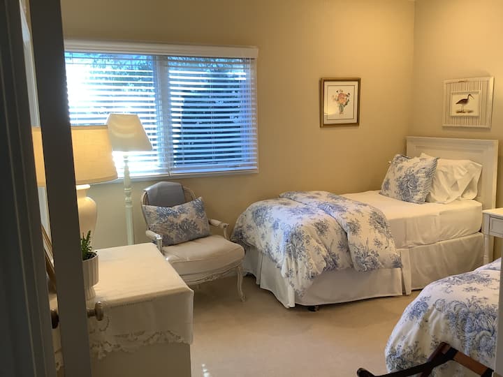Dormitorio 2: visto desde la puerta del pasillo. Ambas camas cuentan con sábanas de algodón de calidad, almohadas de plumas y de fibras alternativas, y hay ropa de cama adicional en el armario. Una sensación de espacio con techos altos coronados por molduras ornamentadas. Gran habitación para niños. Al otro lado del pasillo hay un baño completo.