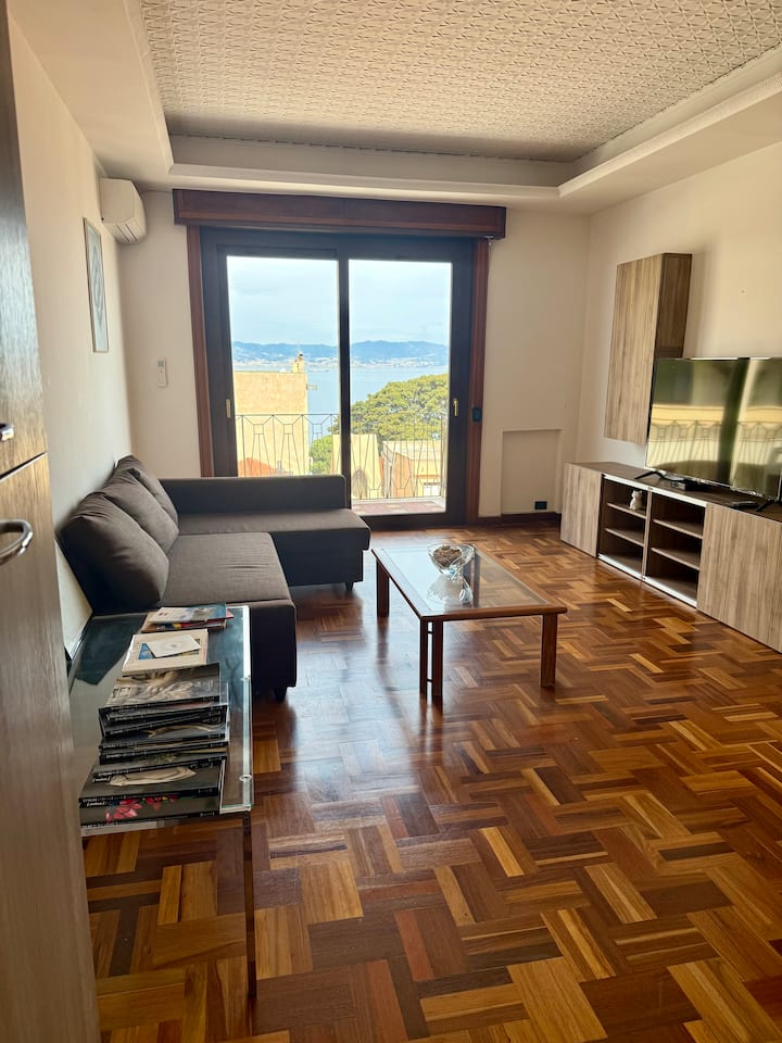 Panoramic Flat Facing The Strait - Calabrië