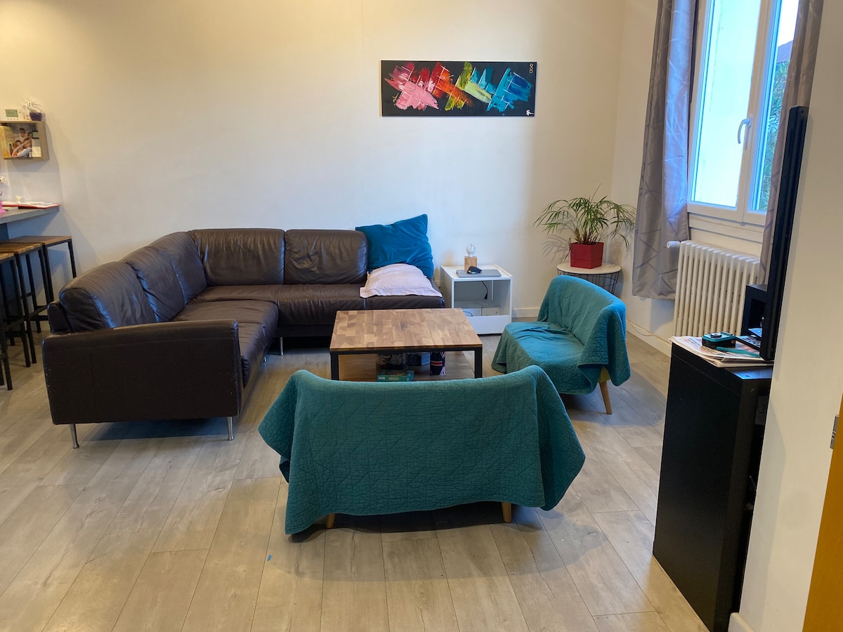 Annonce Airbnb populaire: Pleasant air-conditioned house with pool in town à Croix De Pierre / Route D'espagne