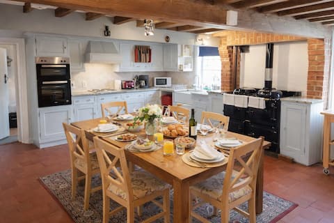 Dunham House | Large Group Stay | Sleeps 18 | Dogs