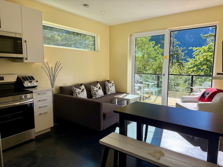 Treetops 
Contemporary Two Bedroom Private Suite - Squamish