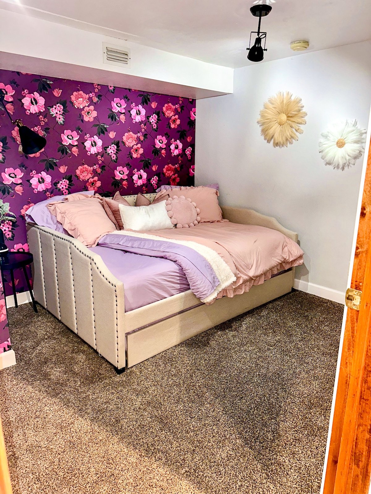 Colchón de tamaño completo con una cama nido de tamaño doble debajo. Dormitorio en la planta baja. Este dormitorio no se debe codificar y no tiene ventana. 