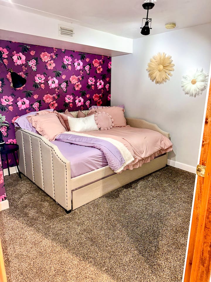 ฟูกนอนขนาดใหญ่พร้อมเตียงแฝดด้านล่าง ห้องนอนชั้นล่างห้องนอนนี้ไม่ต้องเขียนรหัสและไม่มีหน้าต่าง 