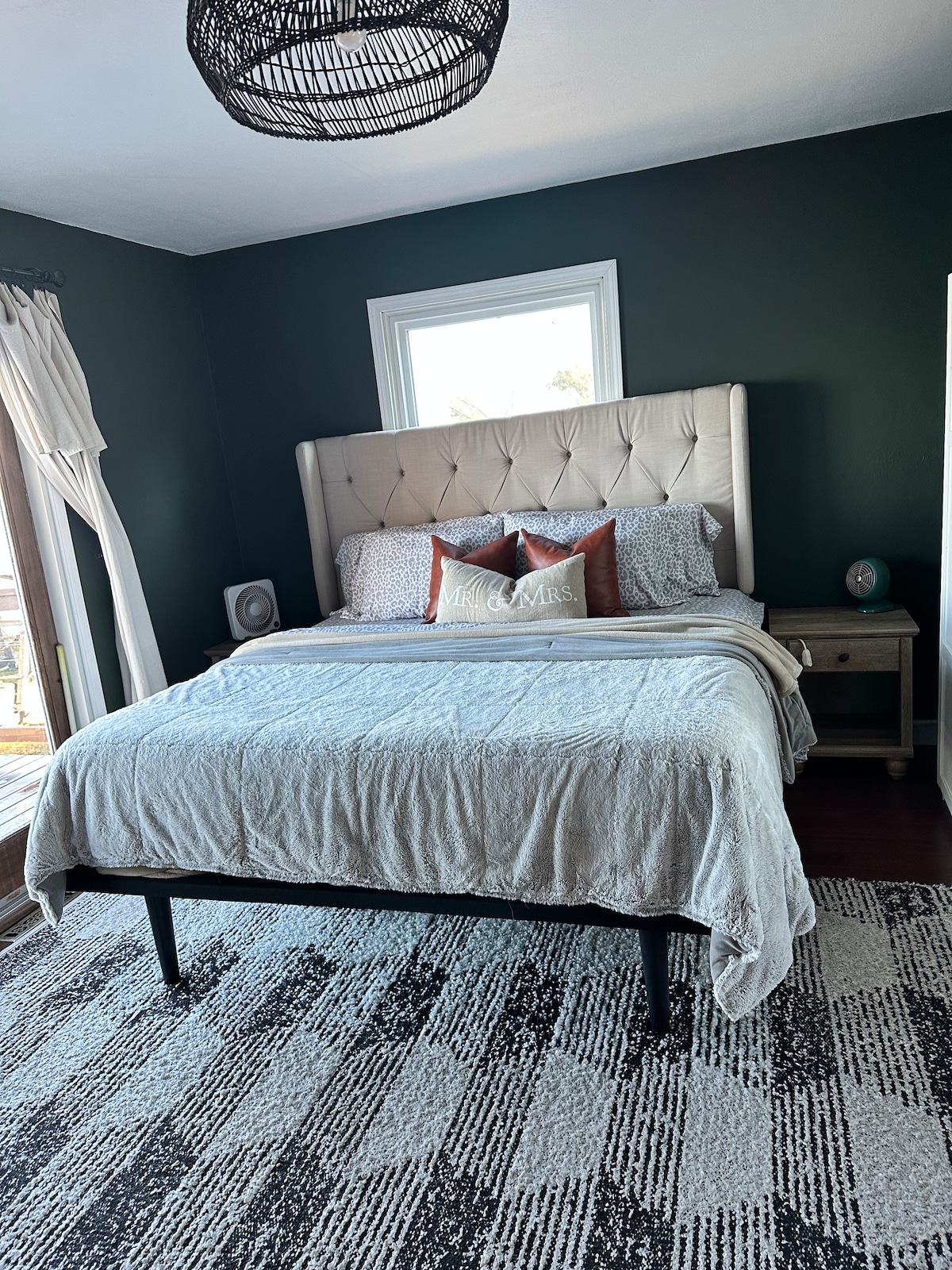 Dormitorio principal con una cama tamaño king. El dormitorio principal tiene puerta corrediza con vistas al lago. El baño está justo al otro lado del pasillo de esta habitación. 