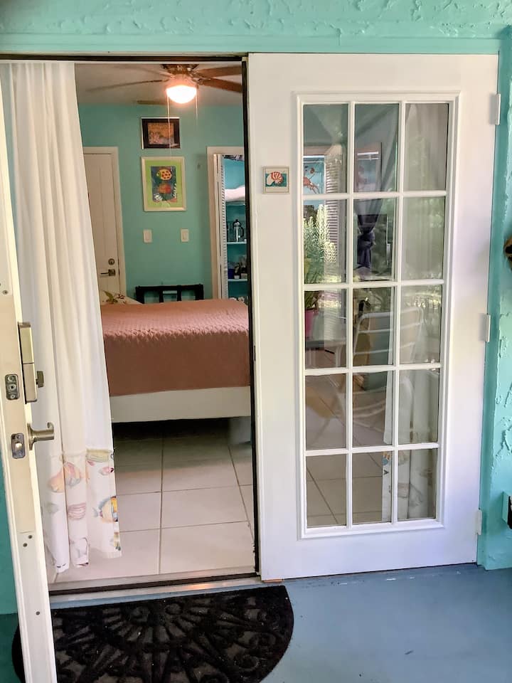 L'entrée depuis le patio.