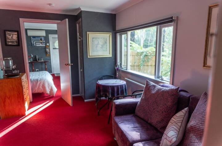 гледайки от вратата на кухнята, отзад,  през апартамента.