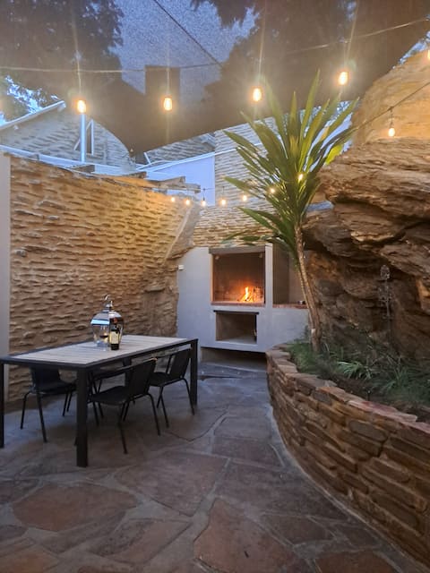 City Oasis - Private Cottage/share Pool and Garden