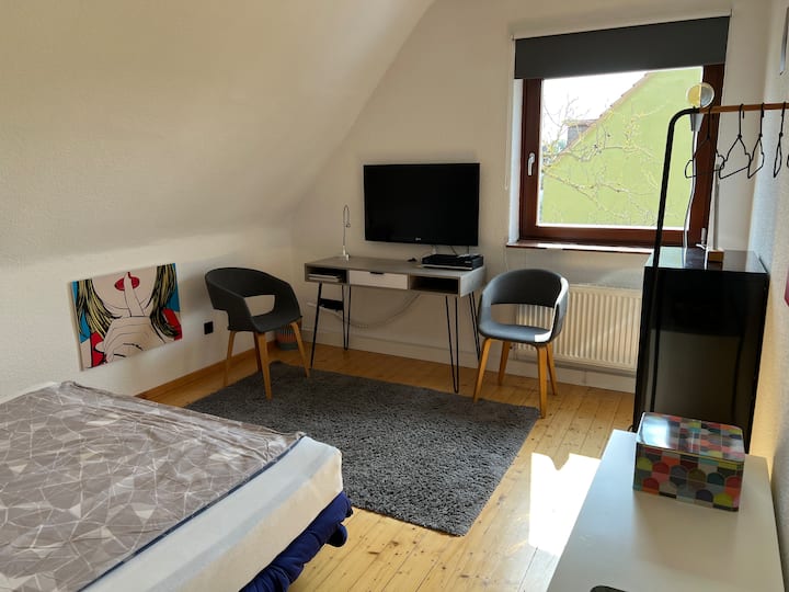 Dvokrevetna soba s bračnim krevetom i prostorom za rad 