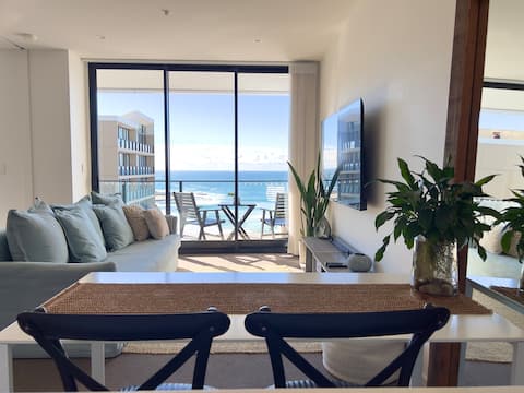 Top Airbnb: Seaside at its best. Whale watch from bed! in Newcastle