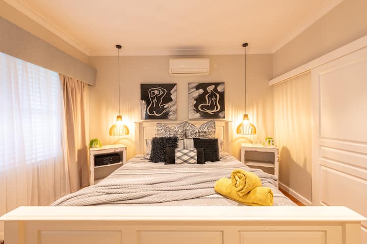 Hlavná spálňa s matracom Tempur veľkosti King, super pohodlná a luxusná. Hlavná spálňa je veľmi veľká izba s vlastnou kúpeľňou.