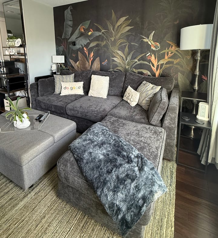 Nuestro LoveSac Sactional es el tamaño perfecto para 3-4 huéspedes y ultra cómodo para esos gatos en el sofá o noches al ver la televisión. 