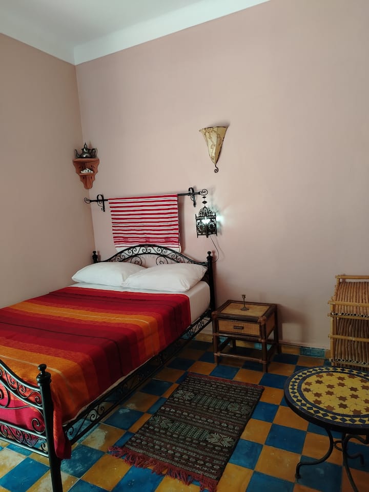 Cama doble Habitación Marrakech con baño privado. 