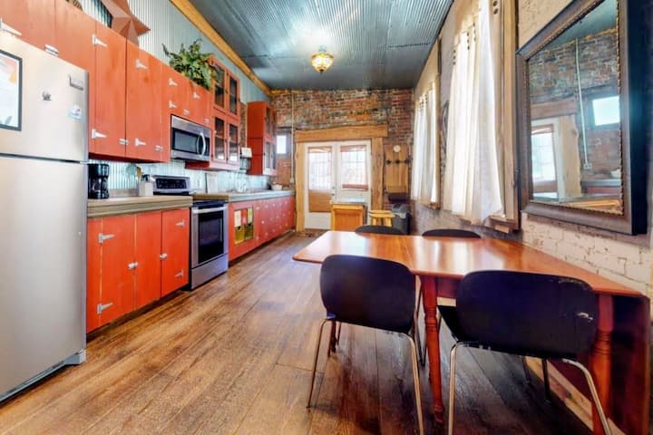 First floor apartment near antique shops