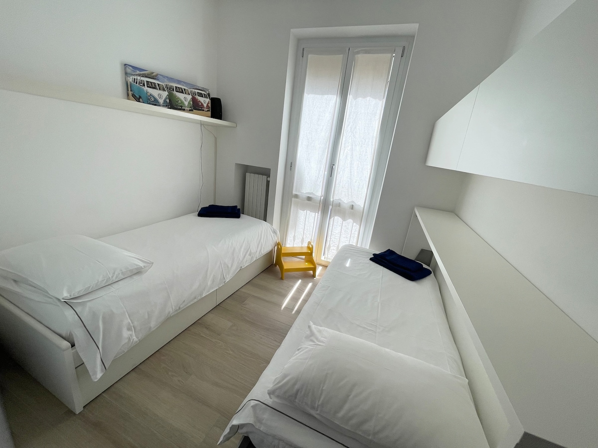 第二间卧室配备2张1米宽单人床