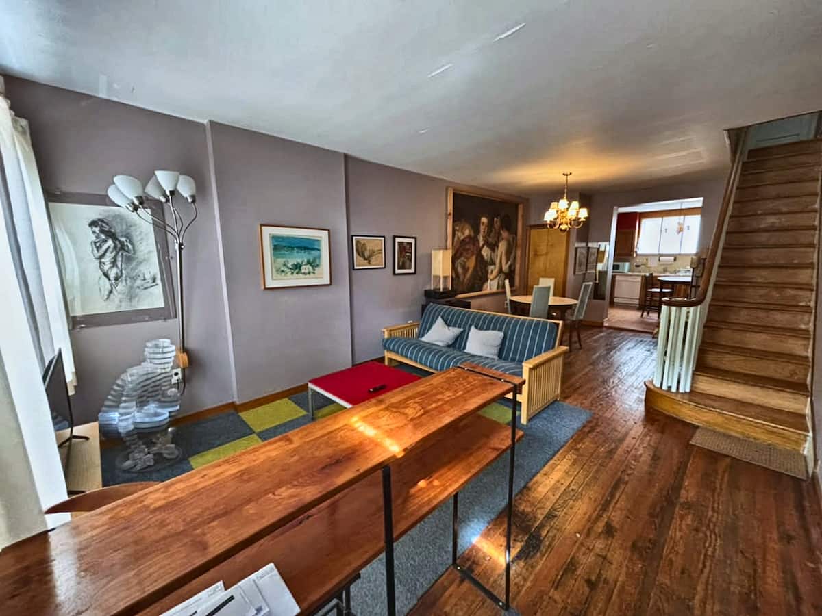 Eccentric South Philly Townhome · Sleeps 4 · Stadium — Philadelphia, PA