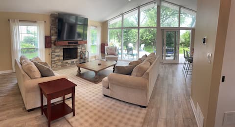 California Ranch on Acre Lot - Hot Tub & Sauna