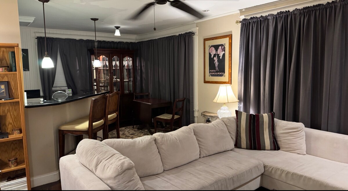 Top Airbnb: The Elizabeth. In Historic Oak Lawn. in Turtle Creek