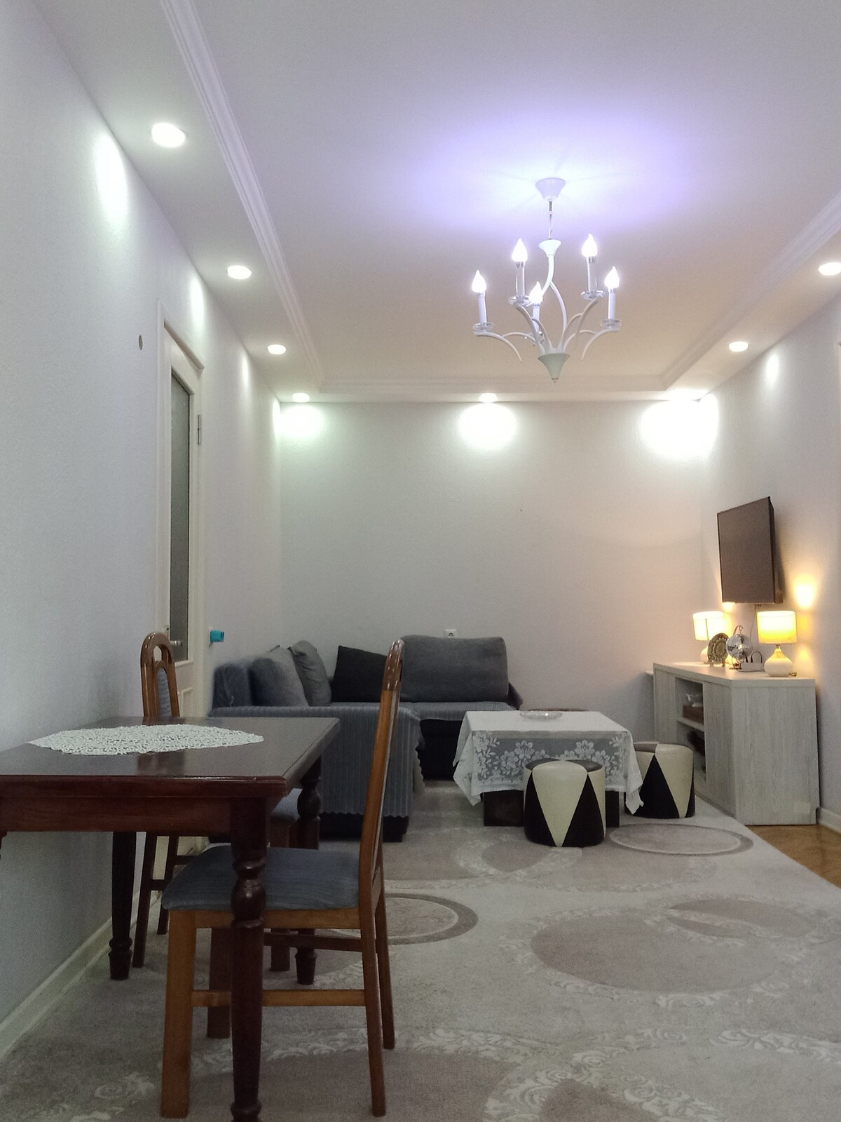 во собата има кауч  и се прави удобен кревет за две лица.