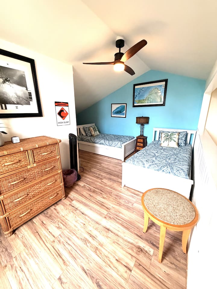 חדר שינה בלופט למעלה עם שתי מיטות נפרדות, שידה, חדר אמבטיה, מקלחת, ארון ועוד!