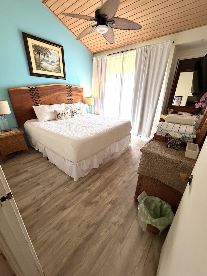 חדר שינה ראשי עם מיטת קינג סייז גדולה, שידה, מראות, מנורות, טלוויזיה חכמה, ארון, מרפסת ועוד!