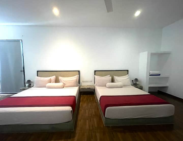Amplia habitación familiar con 1 cama súper tamaño king y 1 cama tamaño queen. También hay una hermosa cuna. Hay una mesa con espacio para trabajar y una gran zona. 