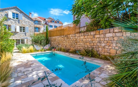 Gorgeous home in Split with sauna
